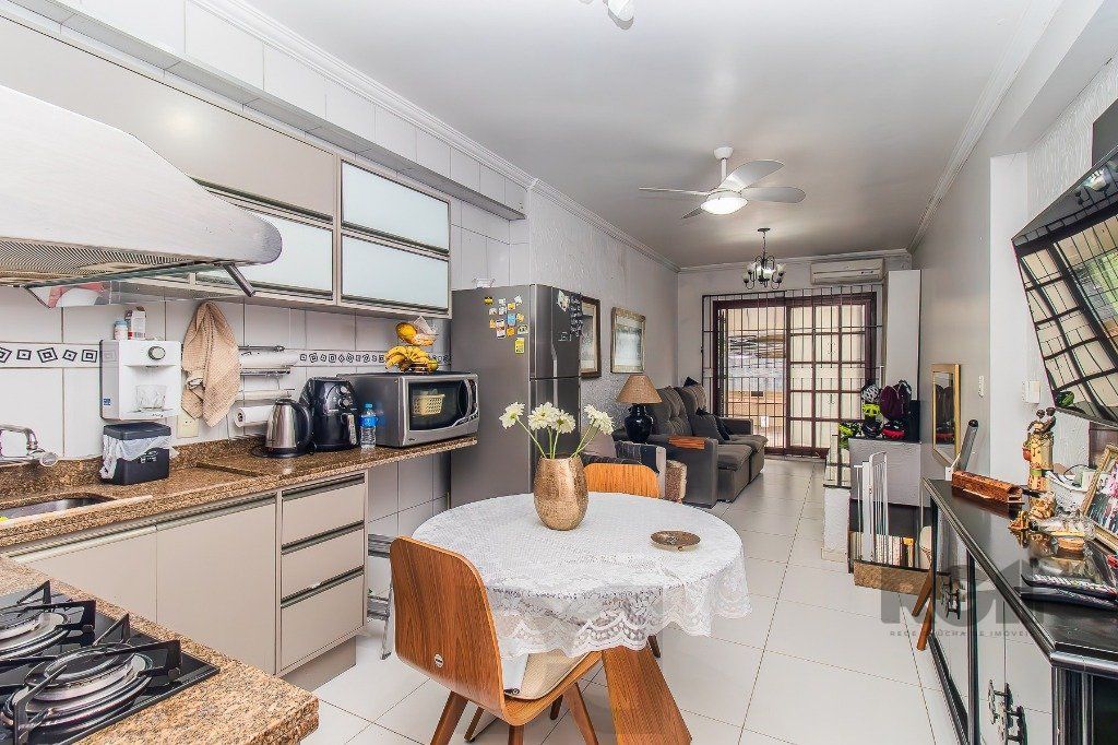 Casa para Venda - 110m², 2 dormitórios, sendo 1 suítes, 2 vagas - Menino Deus — foto 2