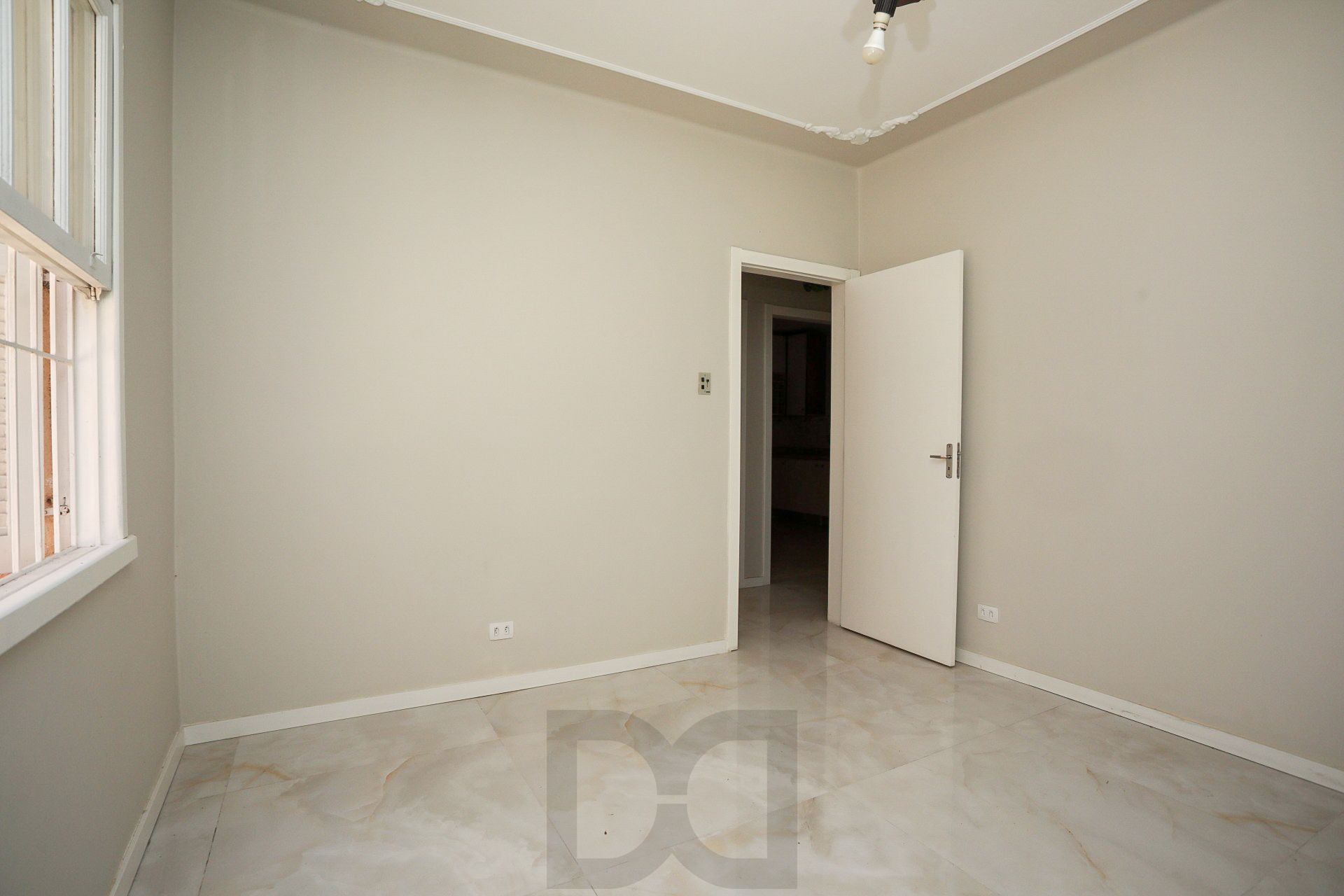 Apartamento Amplo no Menino Deus – 2 Dormitórios, 2 Banheiros e Churrasqueira — foto 9