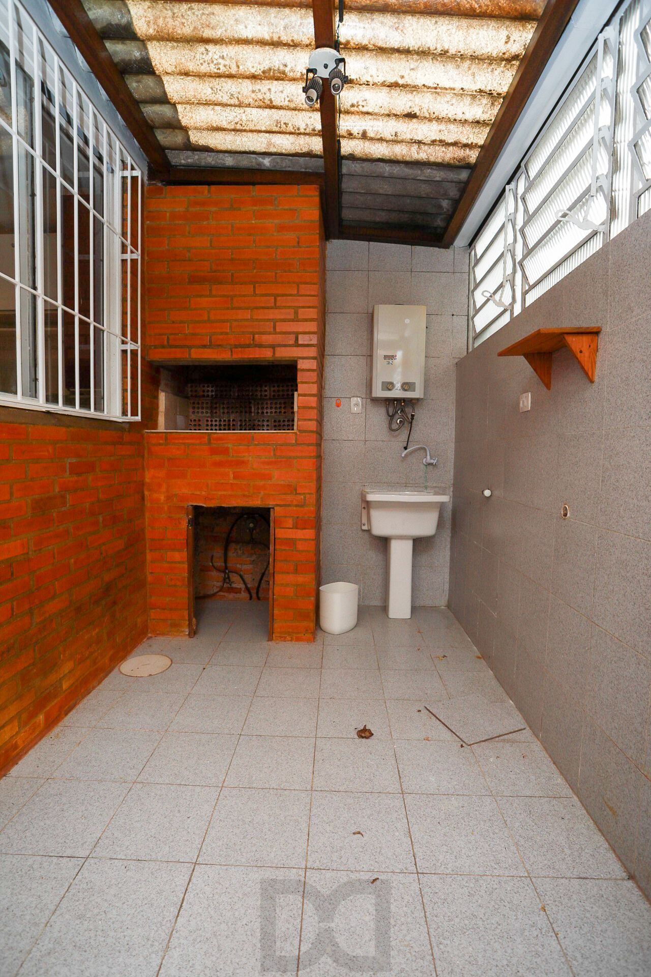 Apartamento Amplo no Menino Deus – 2 Dormitórios, 2 Banheiros e Churrasqueira — foto 14