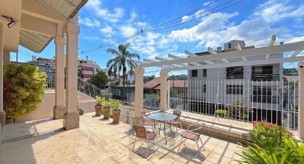 MAGNÍFICA CASA EM LOCALIZAÇÃO PRIVILEGIADA - TRANQUILIDADE E CONFORTO — foto 4