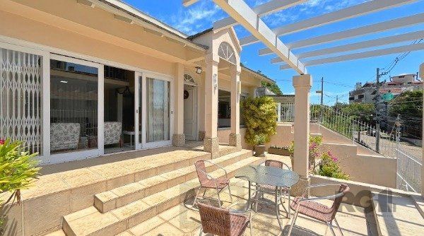 MAGNÍFICA CASA EM LOCALIZAÇÃO PRIVILEGIADA - TRANQUILIDADE E CONFORTO — foto 1