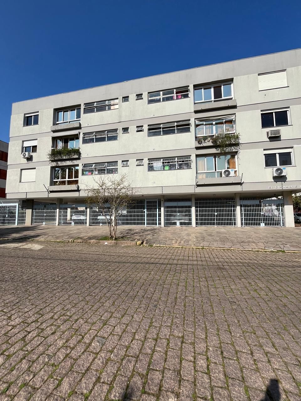 Apartamento 2 dormitórios, 1 vaga coberta no bairro Menino Deus. — foto 1