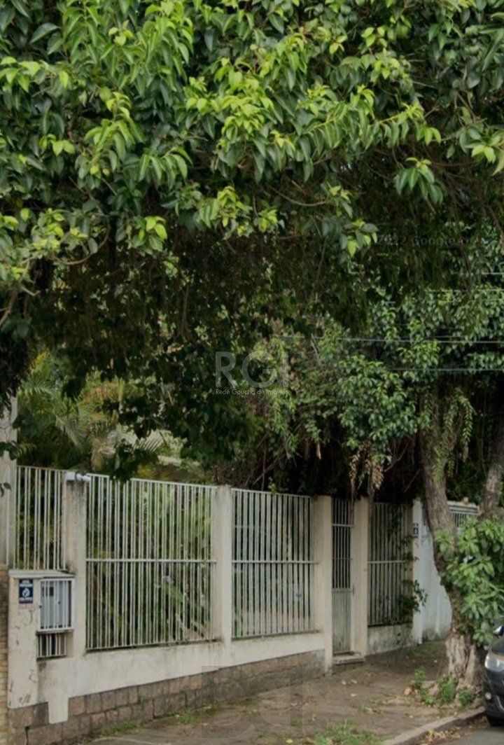 Casa com quatro (4) dormitórios, duas (2) vagas de garagem, no bairro Passo da Areia em Porto Alegre. — foto 1