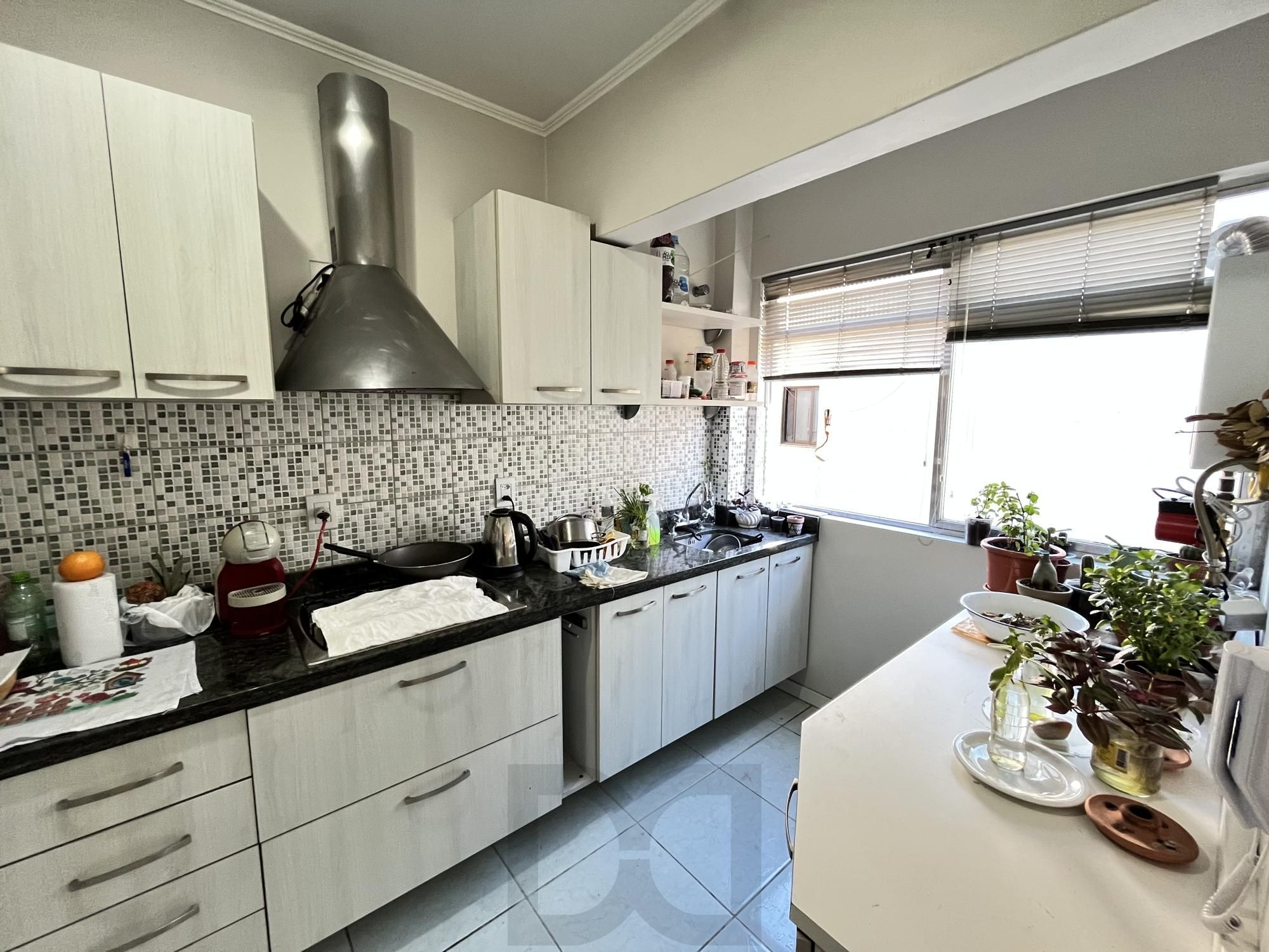 Apartamento de 2 quartos, suíte e 1 vaga de garagem no bairro Santana em POA/RS — foto 9