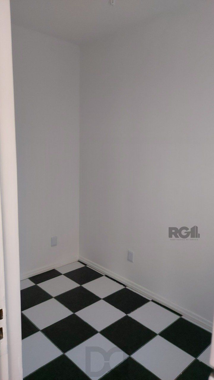 Apartamento de dois dormitórios com uma vaga de garagem no bairro Cristal em Porto Alegre. — foto 27