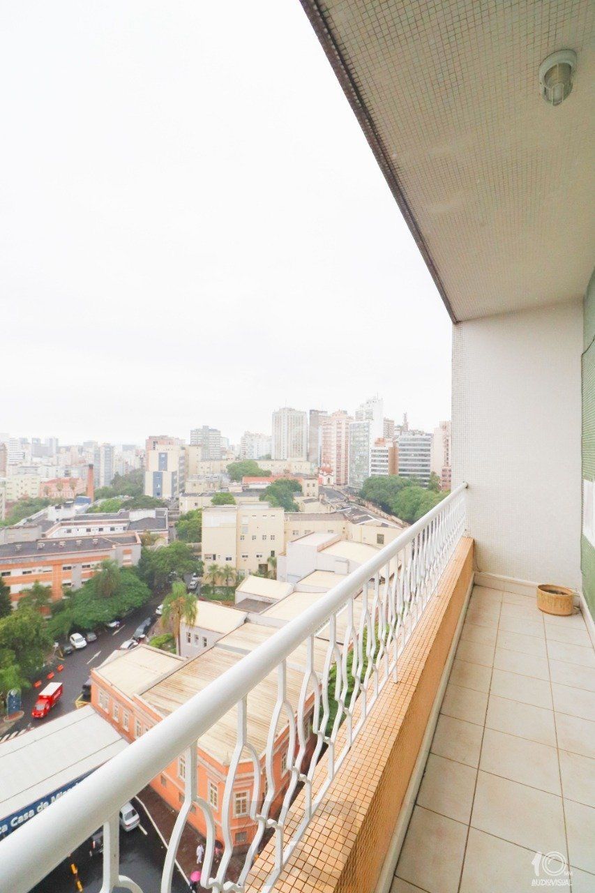 Apartamento á venda com 3 dormitórios com 1 suíte com sacada + 2 sacadas na sala e living, 233,85M² e 1 vaga de garagem escriturada e coberta, no Bairro Independência em Porto Alegre. — foto 14