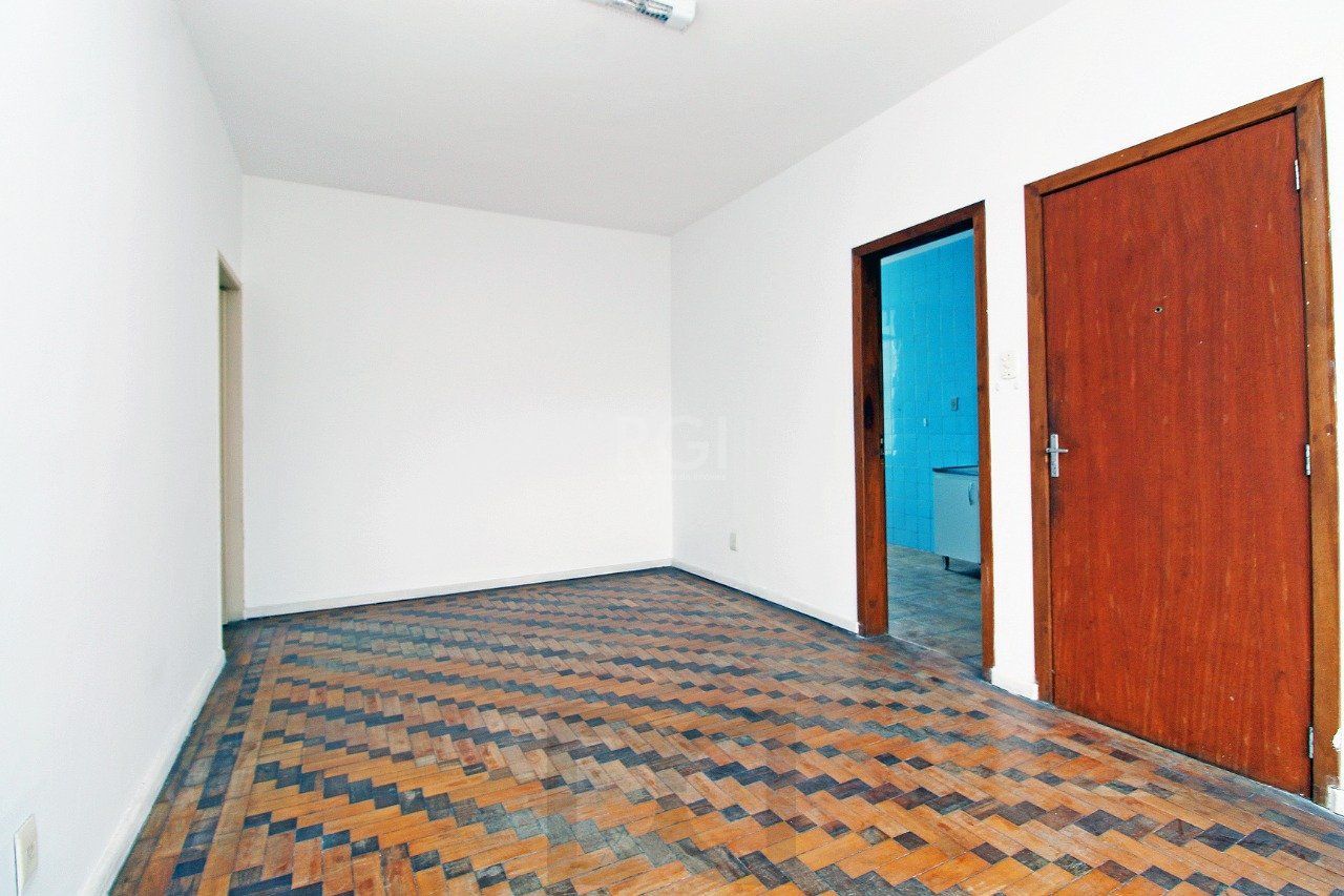 Apartamento de 2 (dois) dormitórios, com excelente localização, no Bairro Petrópolis. Amplo living, cozinha e área de serviço, banho social. — foto 14