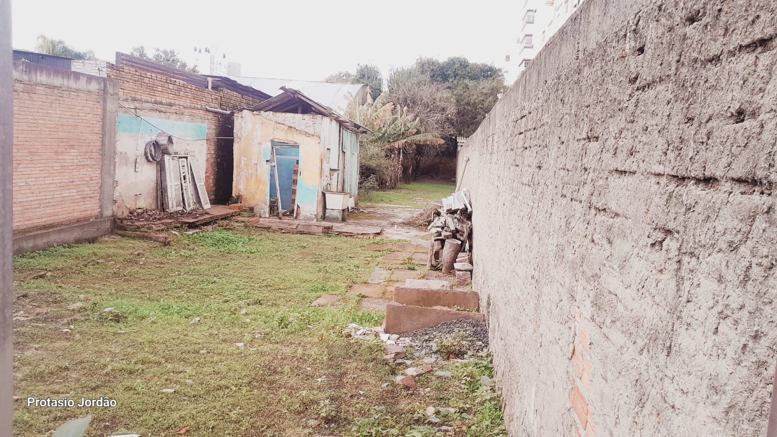 Terreno medindo 342,67m² no bairro Rio Branco/Santana em Porto Alegre — foto 1