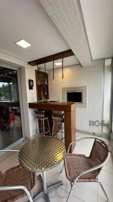 Apartamento 2 dormitórios, sendo 1 suíte, 77 m² de área privativa e 2 vaga(s) de garagem. Localizado na Rua Mario Antunes da Cunha, no bairro Petrópolis em Porto Alegre. — foto 18