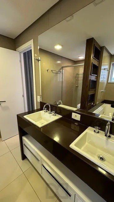 Apartamento 2 dormitórios, sendo 1 suíte, 77 m² de área privativa e 2 vaga(s) de garagem. Localizado na Rua Mario Antunes da Cunha, no bairro Petrópolis em Porto Alegre. — foto 39