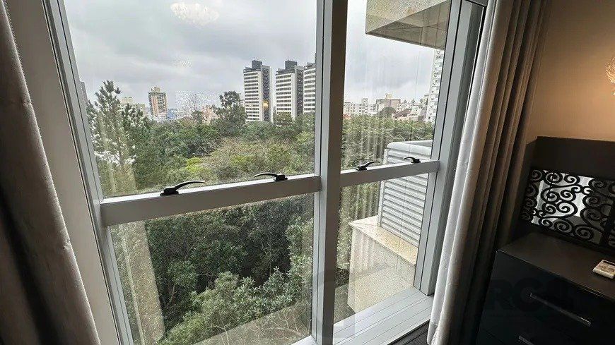 Apartamento 2 dormitórios, sendo 1 suíte, 77 m² de área privativa e 2 vaga(s) de garagem. Localizado na Rua Mario Antunes da Cunha, no bairro Petrópolis em Porto Alegre. — foto 28
