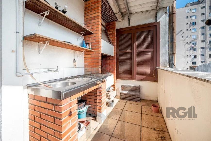 Cobertura desocupada, espaçosa e bem iluminada nos bairros Bom Fim/Rio Branco, com 3 dormitórios, sendo 2 suítes, e 2 vagas cobertas que acomodam até 4 veículos. — foto 15