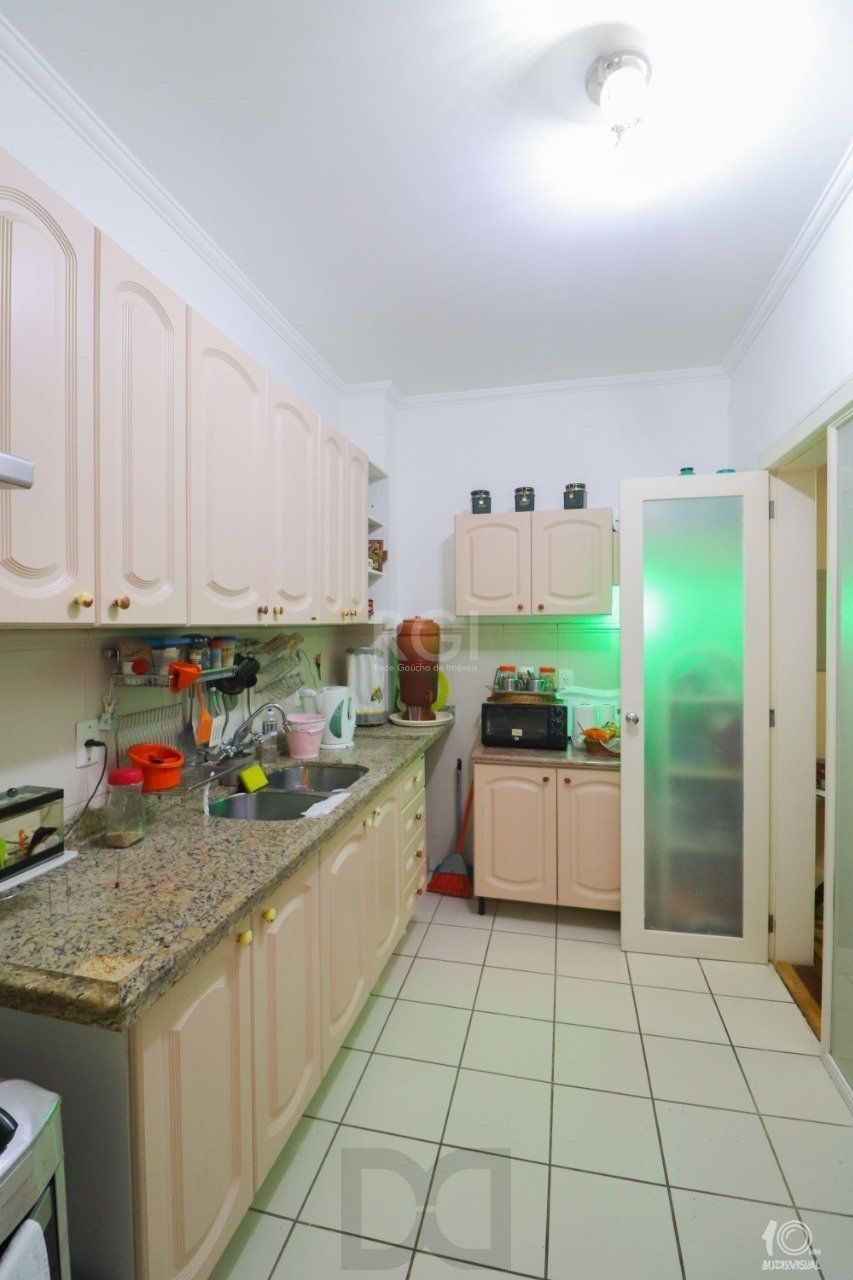 Apartamento á venda com 3 dormitórios com 1 suíte com sacada + 2 sacadas na sala e living, 233,85M² e 1 vaga de garagem escriturada e coberta, no Bairro Independência em Porto Alegre. — foto 37