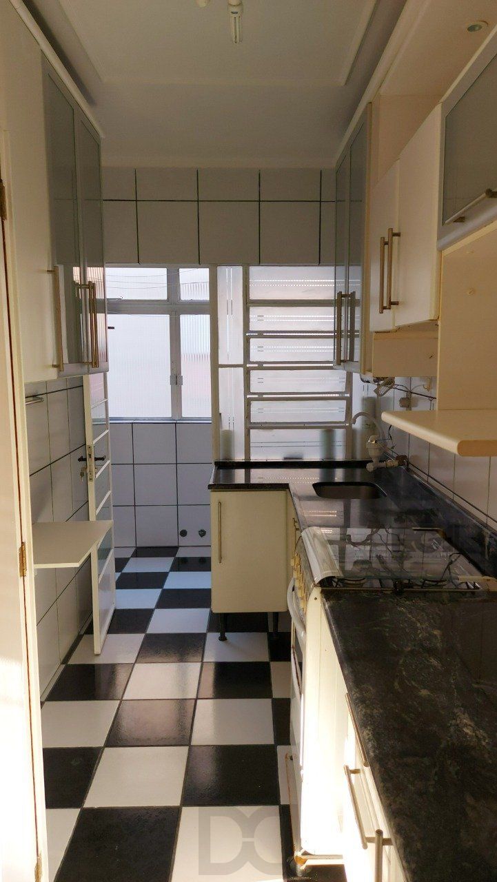 Apartamento de dois dormitórios com uma vaga de garagem no bairro Cristal em Porto Alegre. — foto 18