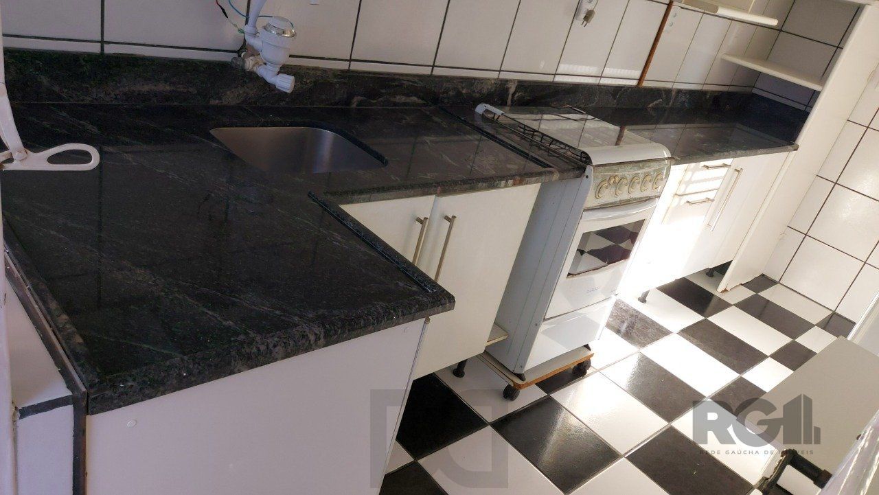 Apartamento de dois dormitórios com uma vaga de garagem no bairro Cristal em Porto Alegre. — foto 21