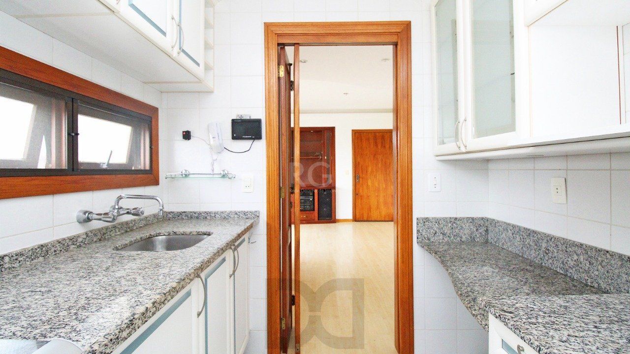 Apartamento de dois dormitórios e uma vaga de garagem na Rua Marcelo Gama, bairro Auxiliadora em Porto Alegre. — foto 13