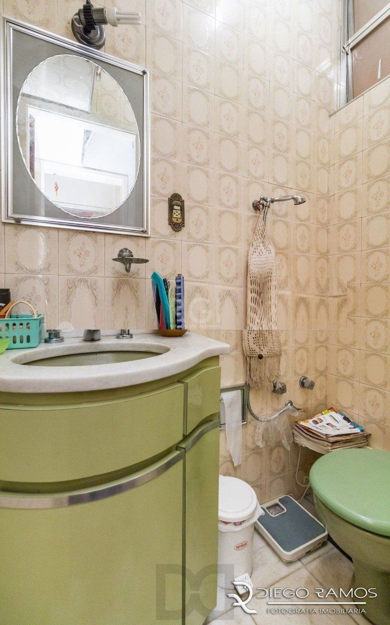 Venda de Apartamento no Bairro Petrópolis 108m² - 3 Dormitórios, varanda, Cozinha: Com churrasqueira e cooktop de 5 bocas. Apartamento no bairro Petrópolis com 3 amplos dormitórios, sendo 2 de frente — foto 8