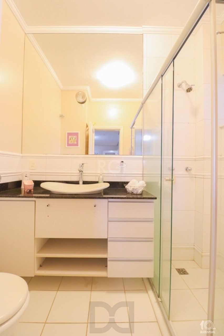 Apartamento á venda com 3 dormitórios com 1 suíte com sacada + 2 sacadas na sala e living, 233,85M² e 1 vaga de garagem escriturada e coberta, no Bairro Independência em Porto Alegre. — foto 9