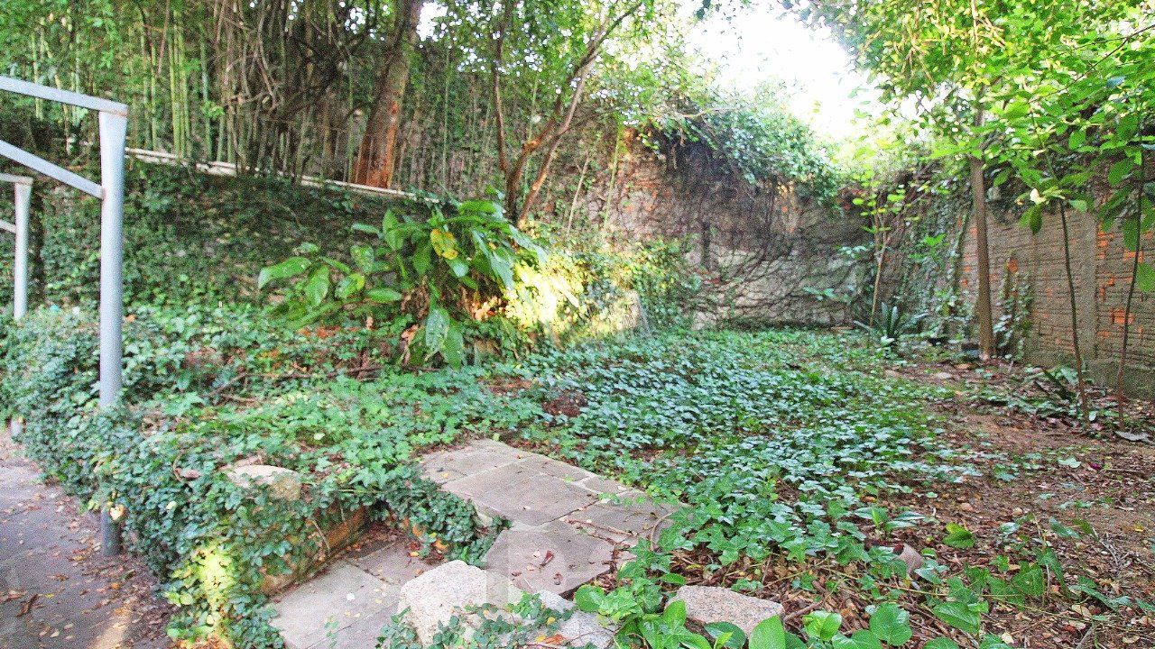Casa com quatro (4) dormitórios, duas (2) vagas de garagem, no bairro Passo da Areia em Porto Alegre. — foto 23