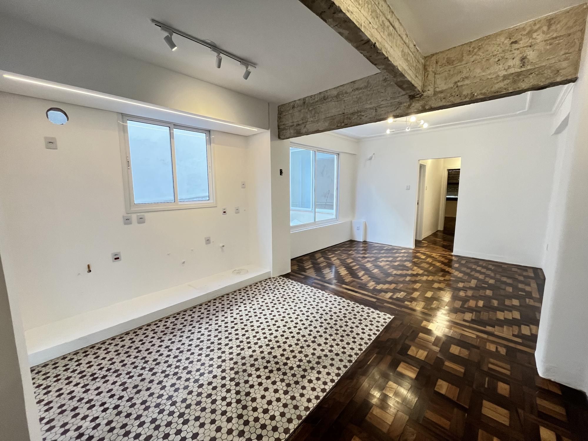 Apartamento reformado de 2 quartos no bairro Moinhos de Vento em POA — foto 1