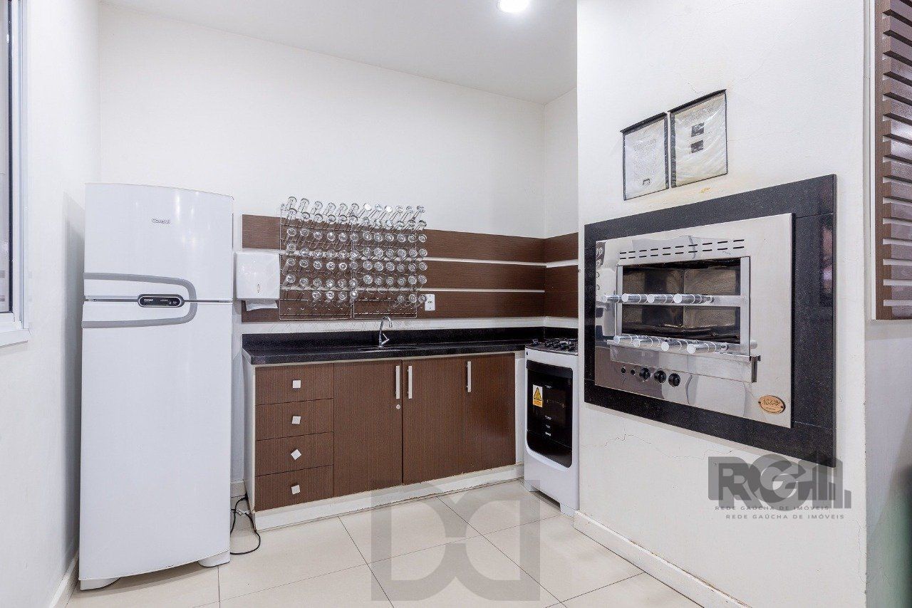 Apartamento 3 dormitórios, sendo 1 suíte, 66 m² de área privativa e 1 vaga(s) de garagem. Localizado na Rua/Av. Dom Claudio Jose Goncalves Ponce De Leao, no bairro Vila Ipiranga em Porto Alegre. — foto 3