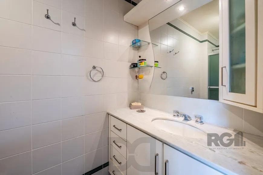 Cobertura desocupada, espaçosa e bem iluminada nos bairros Bom Fim/Rio Branco, com 3 dormitórios, sendo 2 suítes, e 2 vagas cobertas que acomodam até 4 veículos. — foto 8