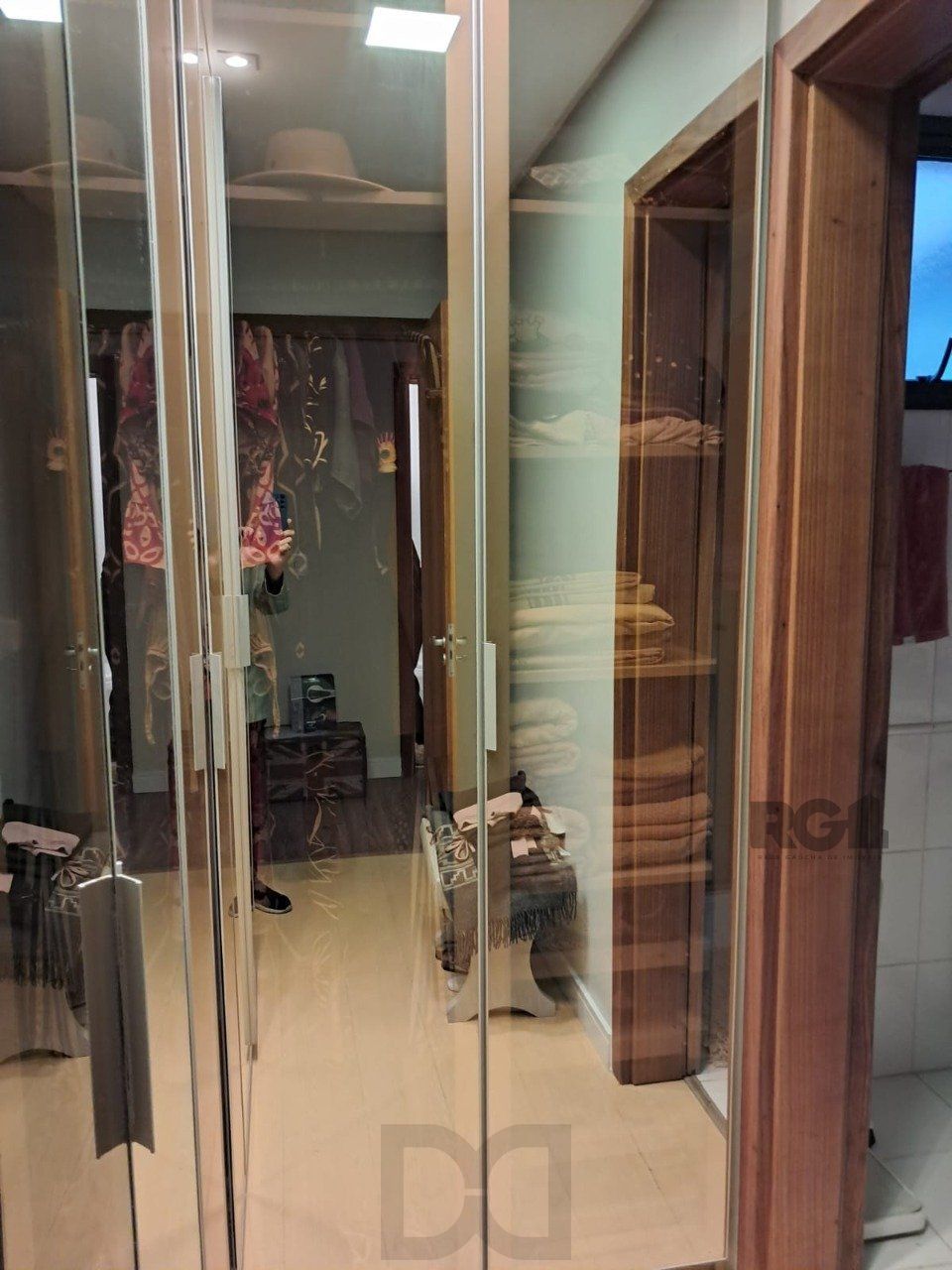 Apartamento de dois quartos, suíte e uma vaga de garagem no bairro Santana em Porto Alegre. — foto 6