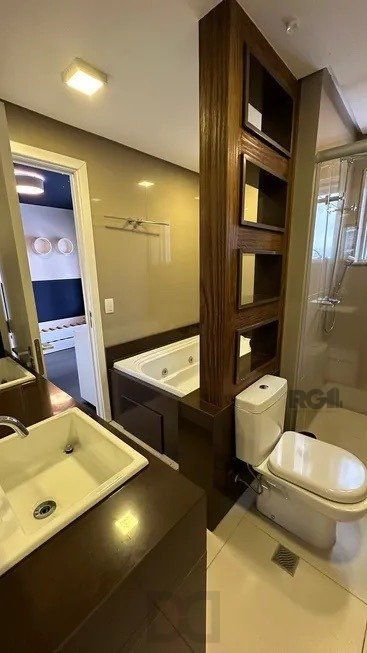 Apartamento 2 dormitórios, sendo 1 suíte, 77 m² de área privativa e 2 vaga(s) de garagem. Localizado na Rua Mario Antunes da Cunha, no bairro Petrópolis em Porto Alegre. — foto 35