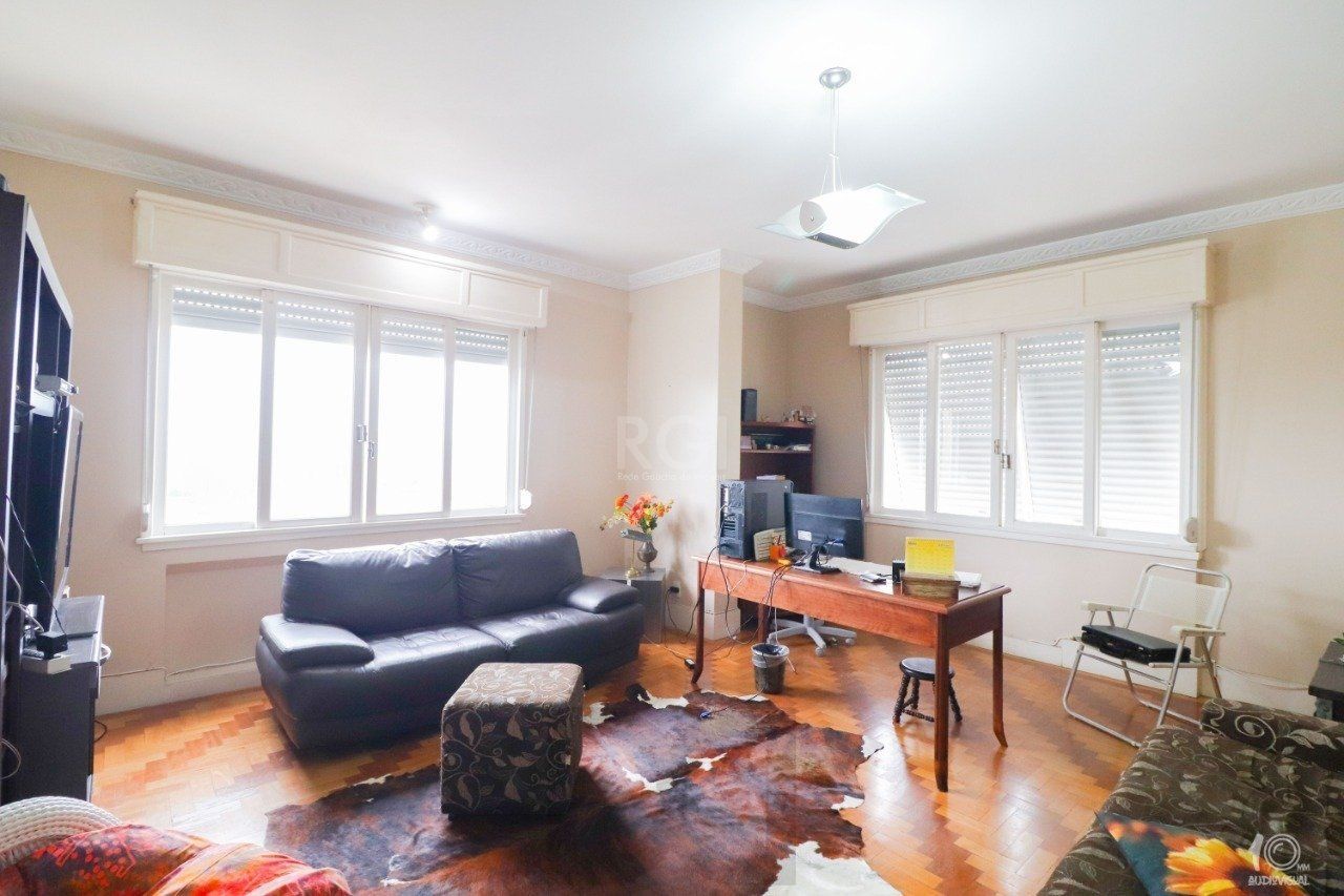 Apartamento á venda com 3 dormitórios com 1 suíte com sacada + 2 sacadas na sala e living, 233,85M² e 1 vaga de garagem escriturada e coberta, no Bairro Independência em Porto Alegre. — foto 32