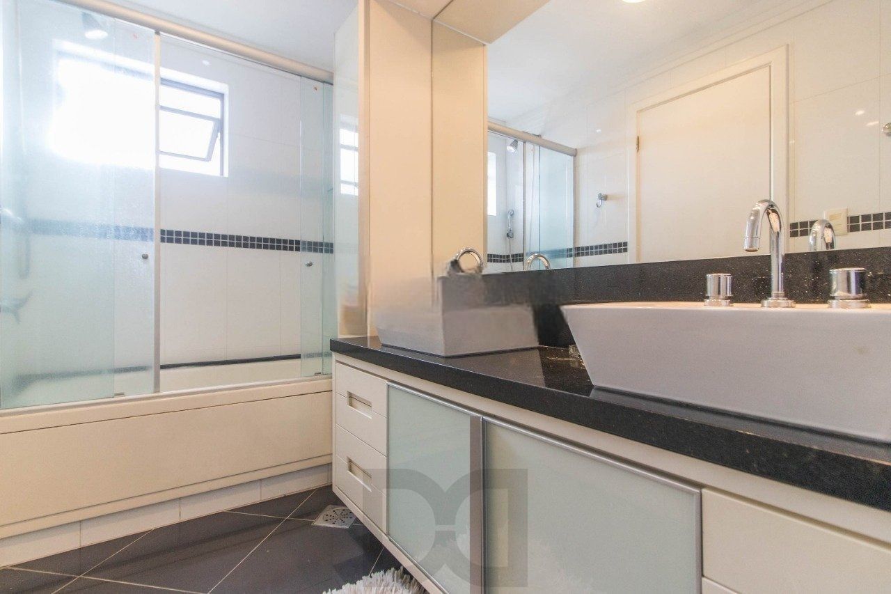 Apartamento com 3 suítes e 3 vagas de garagem no bairro Rio Branco em POA/RS — foto 2