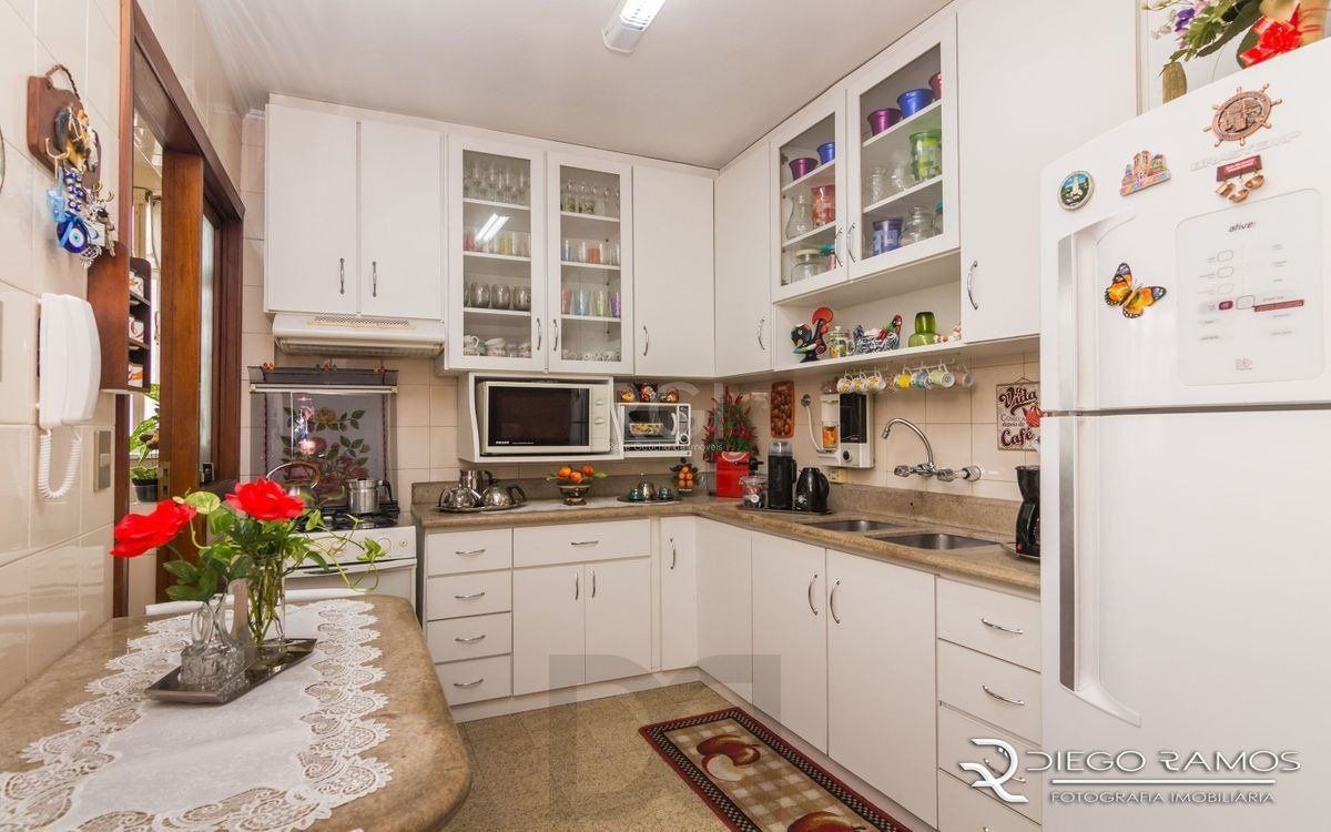 Apartamento de 2 dormitórios ,80 M² com possibilidade de transformação em 3 dormitórios. Living: Para dois ambientes e estar íntimo. Copa-Cozinha: Funcional e bem equipada. Ampla Área de Serviç — foto 11