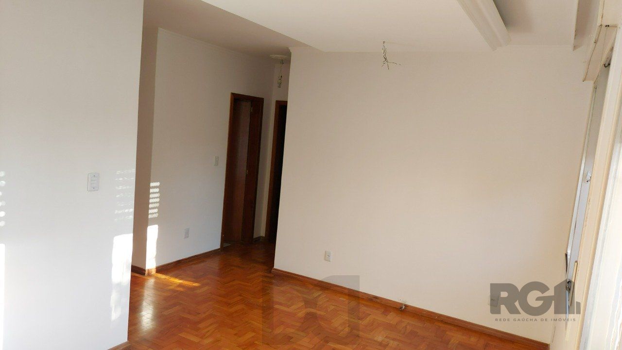 Apartamento de dois dormitórios com uma vaga de garagem no bairro Cristal em Porto Alegre. — foto 16