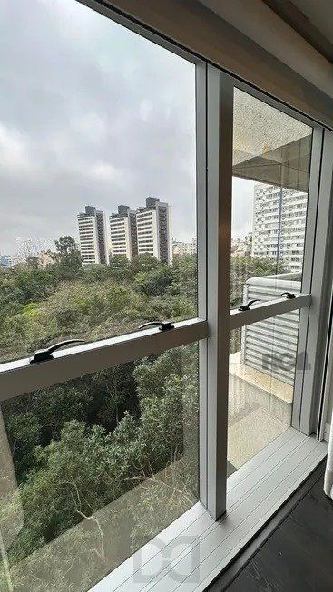 Apartamento 2 dormitórios, sendo 1 suíte, 77 m² de área privativa e 2 vaga(s) de garagem. Localizado na Rua Mario Antunes da Cunha, no bairro Petrópolis em Porto Alegre. — foto 37