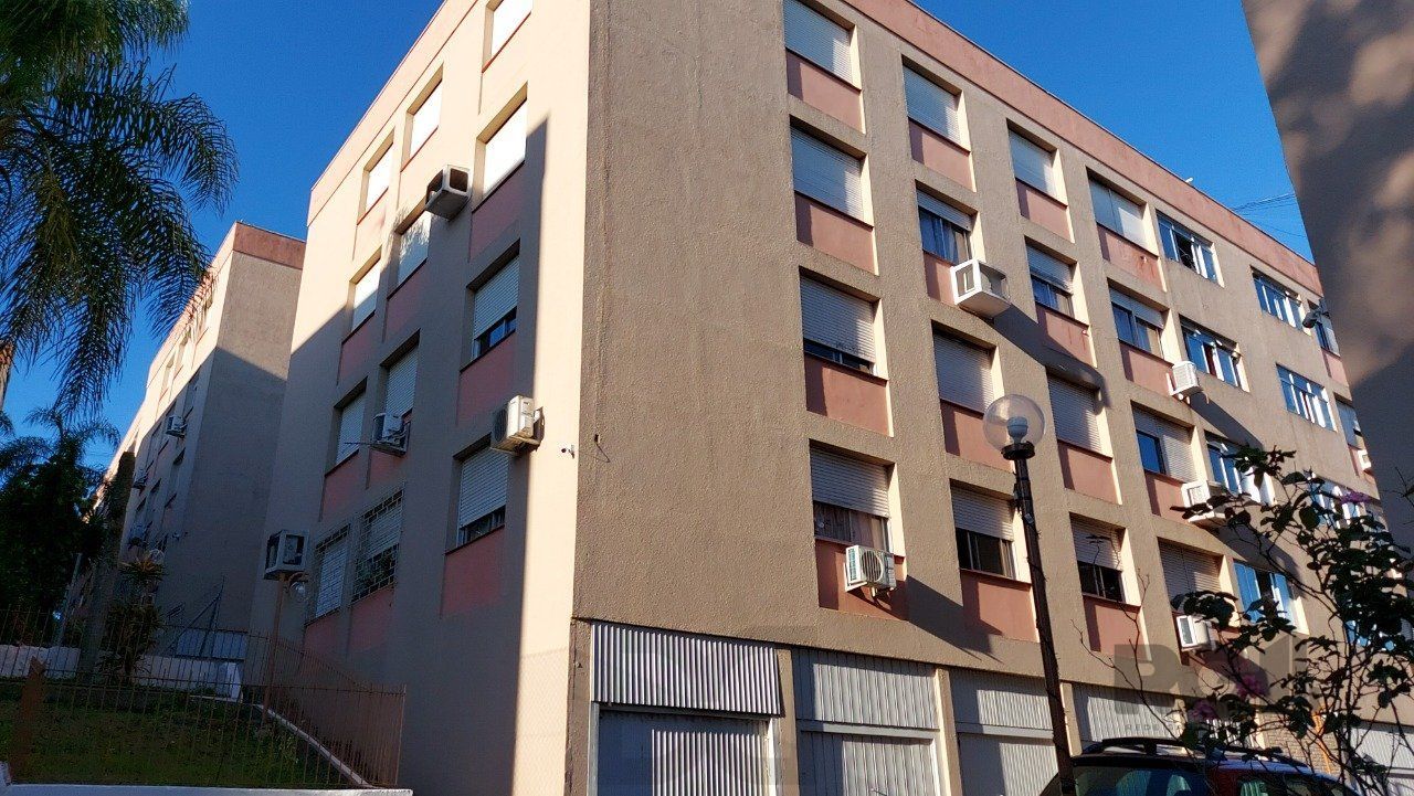 Apartamento de dois dormitórios com uma vaga de garagem no bairro Cristal em Porto Alegre. — foto 32