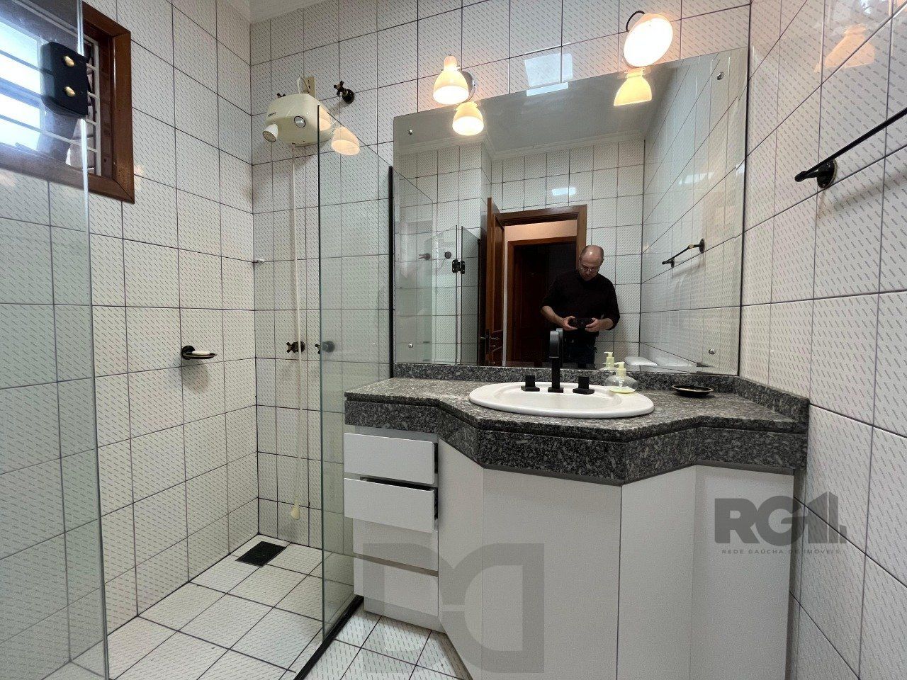 Casa de três quartos, suíte e quatro vagas de garagem no bairro Menino Deus em Porto Alegre — foto 10