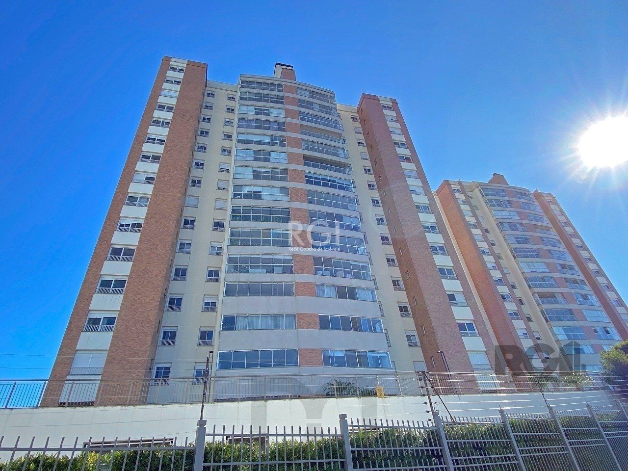 Excelente apartamento, finamente decorado e mobiliado, excelente iluminação, possuindo 03 dormitórios e 03 suites, sendo 01 master — foto 13