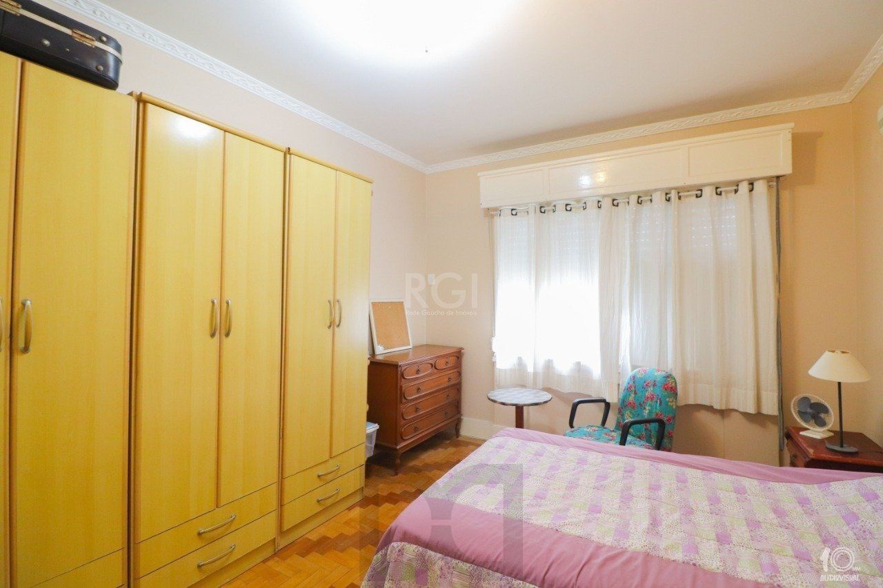 Apartamento á venda com 3 dormitórios com 1 suíte com sacada + 2 sacadas na sala e living, 233,85M² e 1 vaga de garagem escriturada e coberta, no Bairro Independência em Porto Alegre. — foto 10