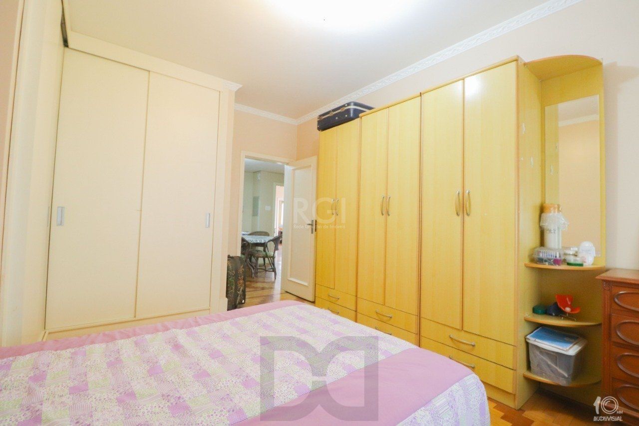 Apartamento á venda com 3 dormitórios com 1 suíte com sacada + 2 sacadas na sala e living, 233,85M² e 1 vaga de garagem escriturada e coberta, no Bairro Independência em Porto Alegre. — foto 11