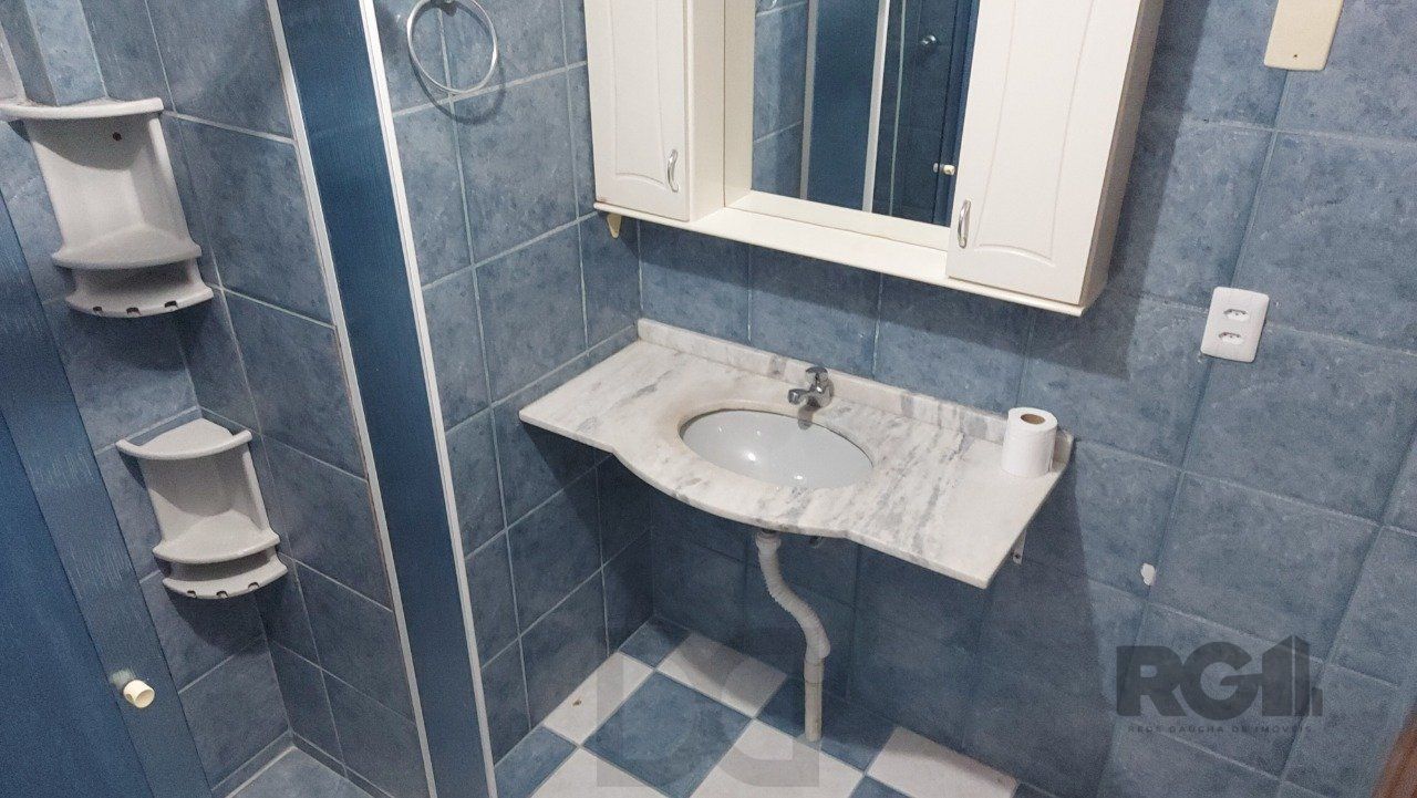 Apartamento de dois dormitórios com uma vaga de garagem no bairro Cristal em Porto Alegre. — foto 9