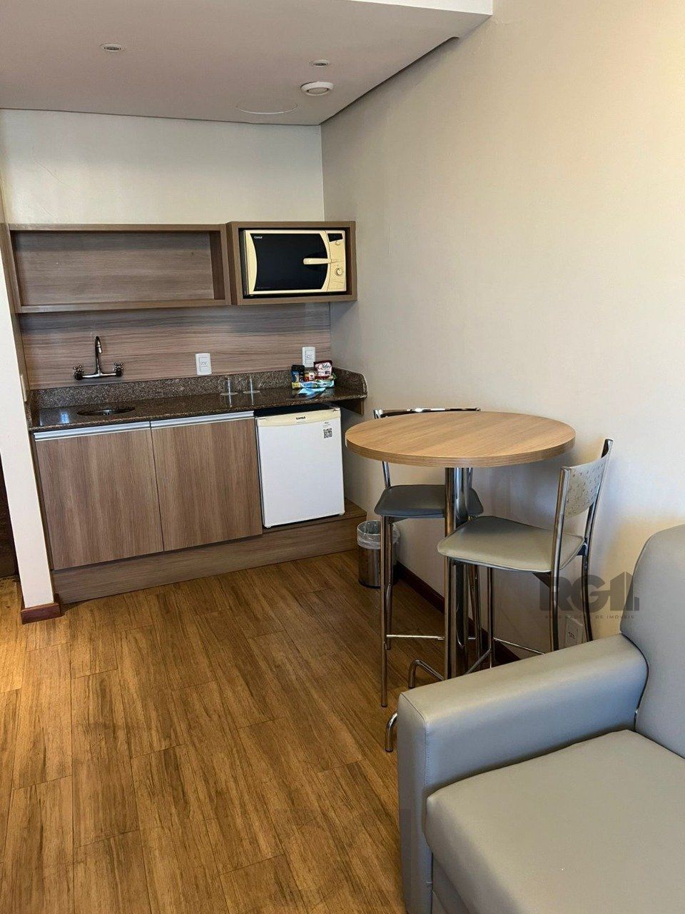 Flat semimobiliado, uma vaga, no bairro Praia de Belas em Porto Alegre — foto 2