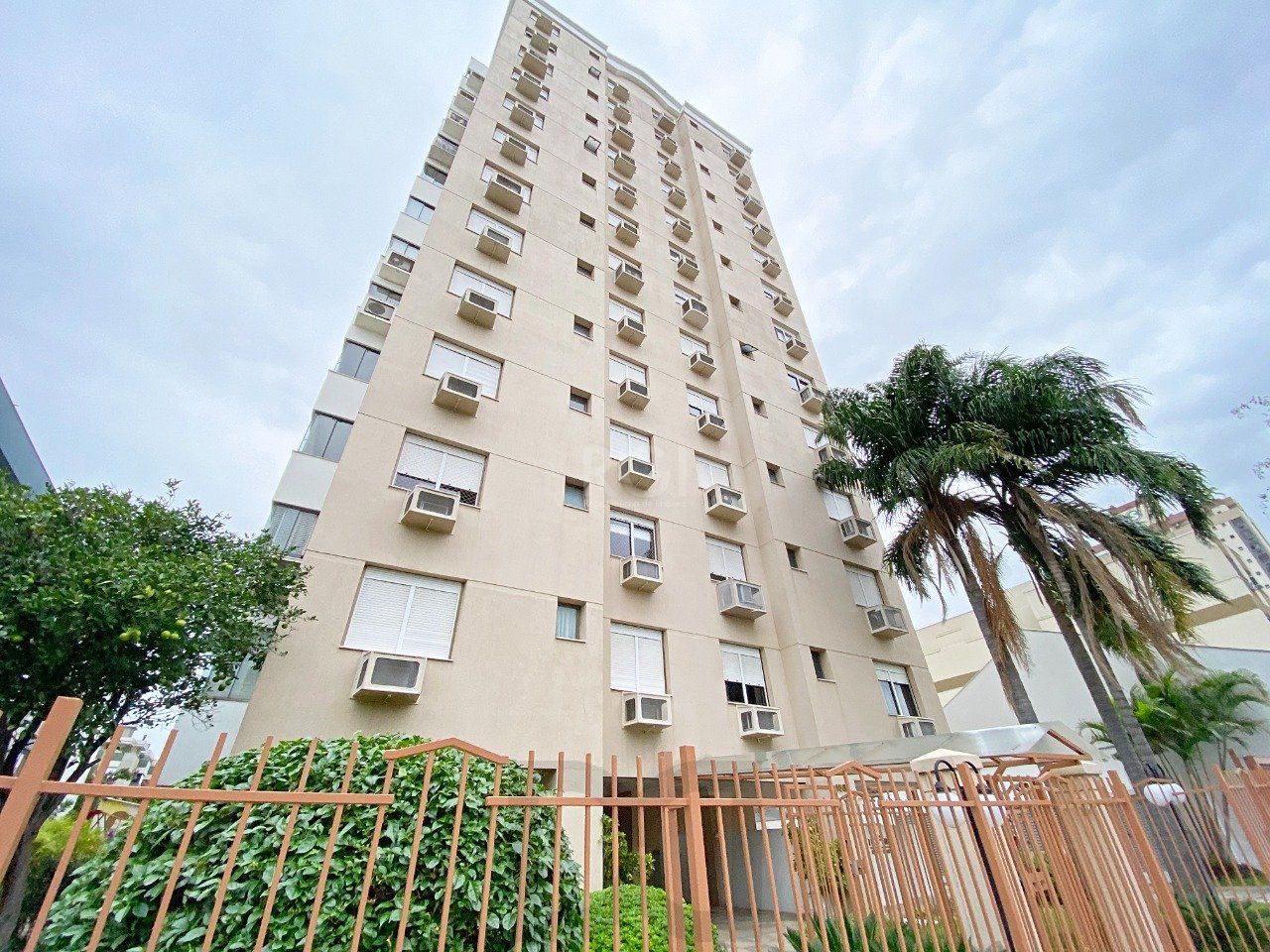 Apartamento de três dormitórios, suíte e uma vaga de garagem no bairro Santana — foto 1