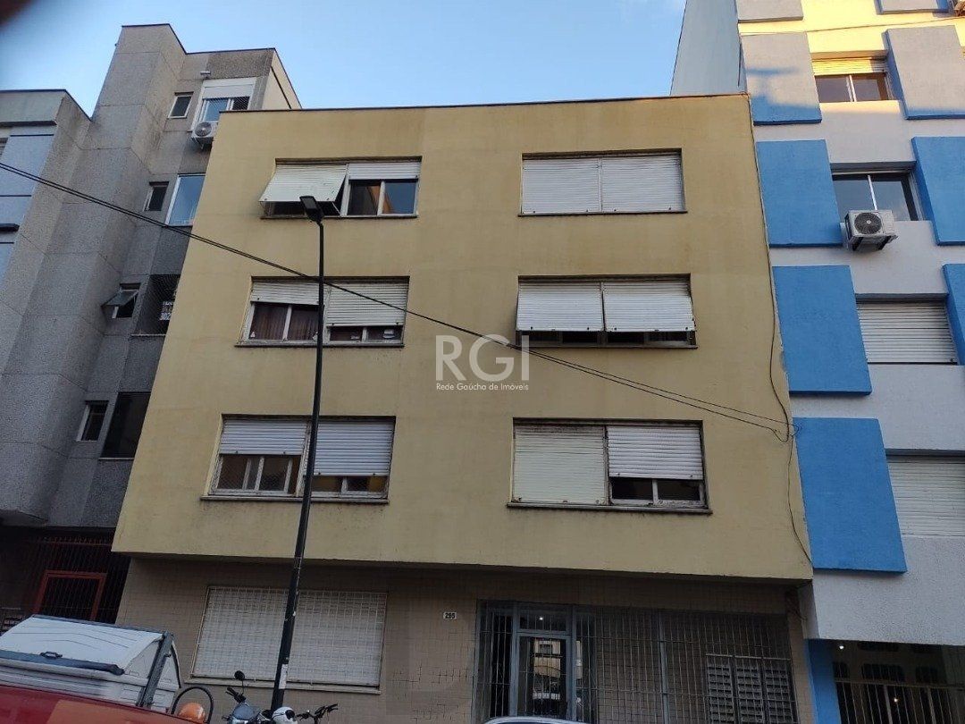 JK no Centro Histórico de Porto Alegre, com 26,01 m², cozinha com pia e armários, banheiro com box, piso com tabuão e orientação solar leste (sol da manhã). — foto 1