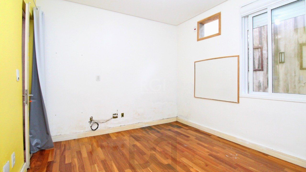 Casa com quatro (4) dormitórios, duas (2) vagas de garagem, no bairro Passo da Areia em Porto Alegre. — foto 19