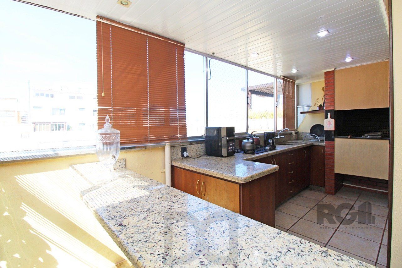 Cobertura duplex de 2 dormitórios garagem e semi-mobiliado, bairro Cidade Baixa. — foto 4