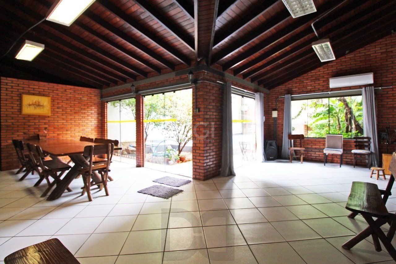 Casa para Venda - 464.5m², 3 dormitórios, sendo 1 suites, 3 vagas - Petrópolis — foto 8