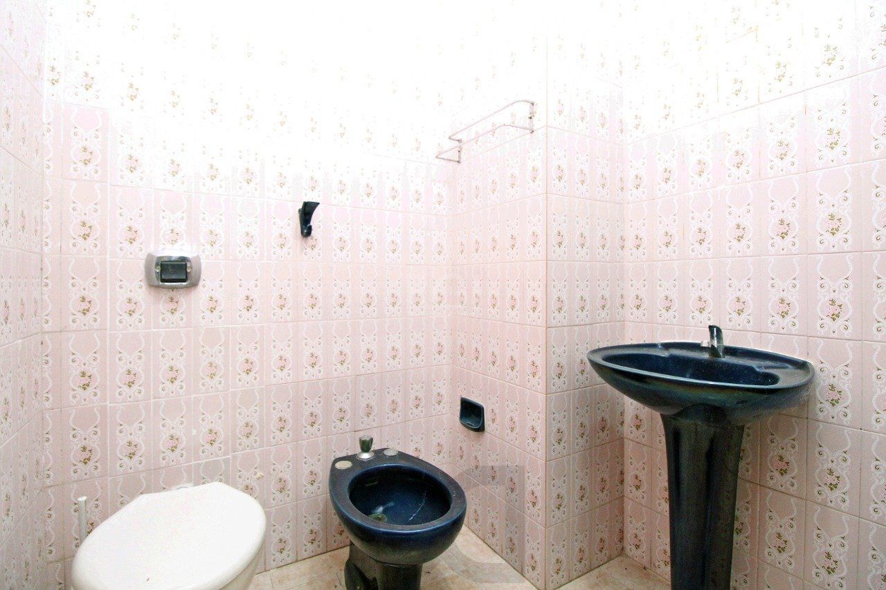 Apartamento de 2 (dois) dormitórios, com excelente localização, no Bairro Petrópolis. Amplo living, cozinha e área de serviço, banho social. — foto 10