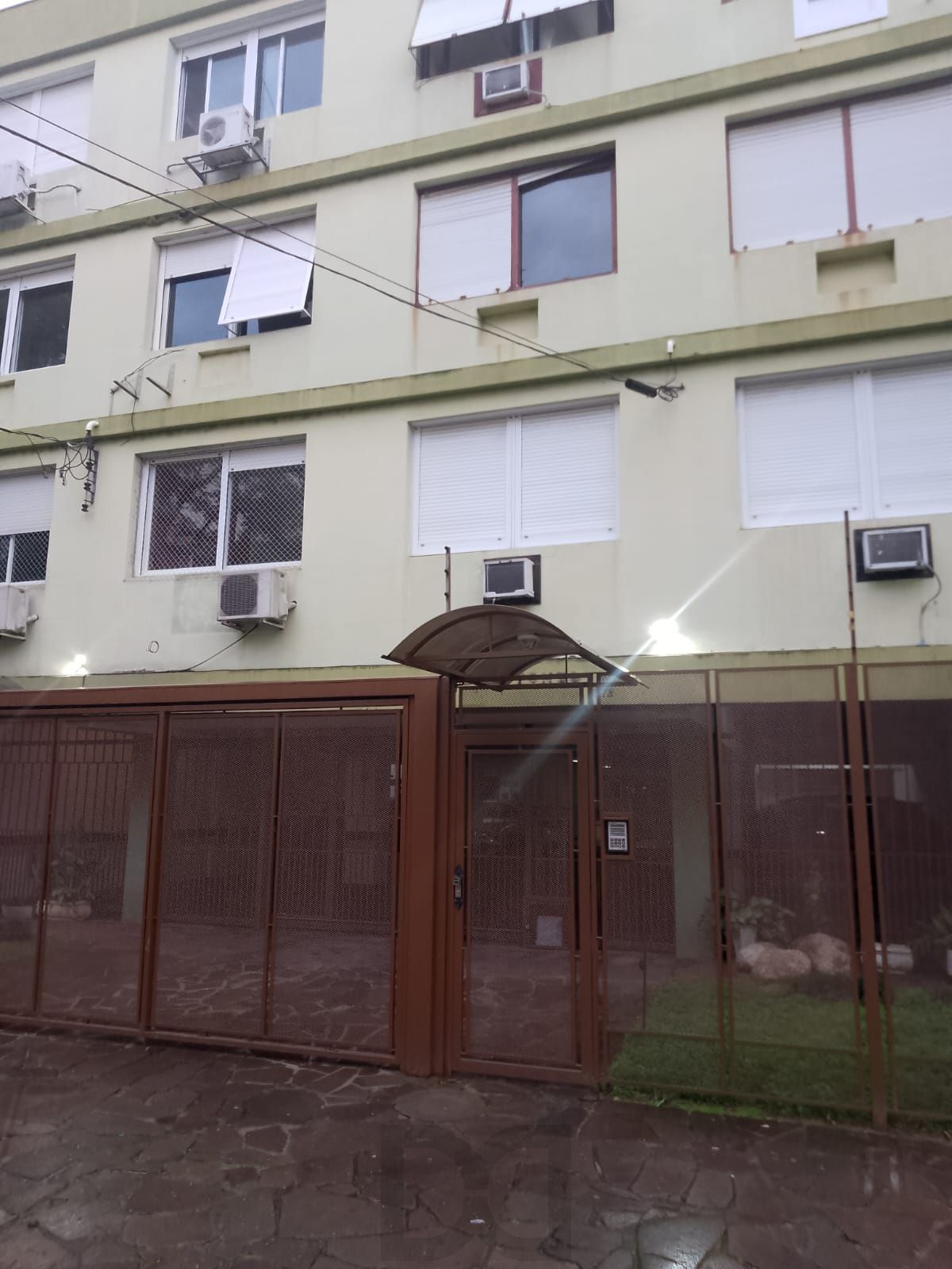 Apartamento de 2 quartos, suíte e 1 vaga de garagem no bairro Santana em POA/RS — foto 1