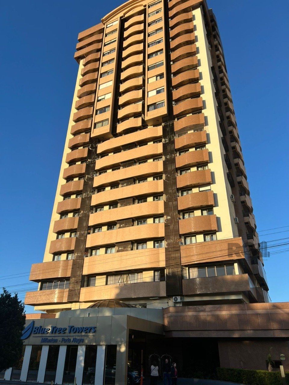 Flat semimobiliado, uma vaga, no bairro Praia de Belas em Porto Alegre — foto 1
