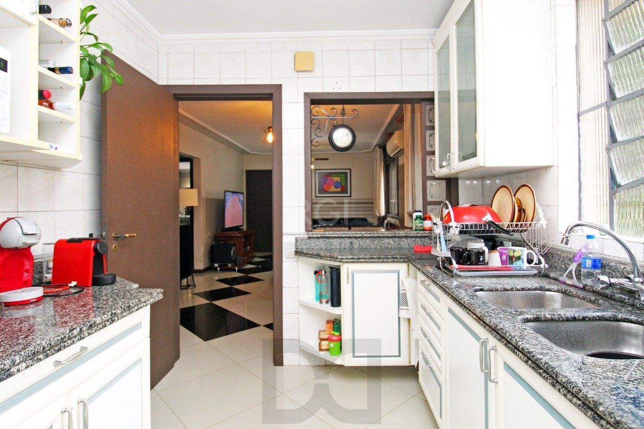 Casa para Venda - 464.5m², 3 dormitórios, sendo 1 suites, 3 vagas - Petrópolis — foto 14