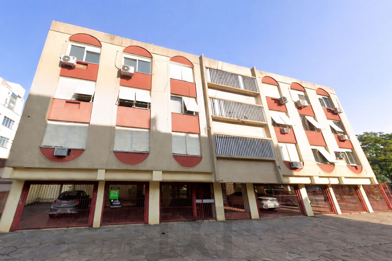 Apartamento de 2 quartos e 2 vagas de garagem no bairro Santana em Porto Alegre — foto 1